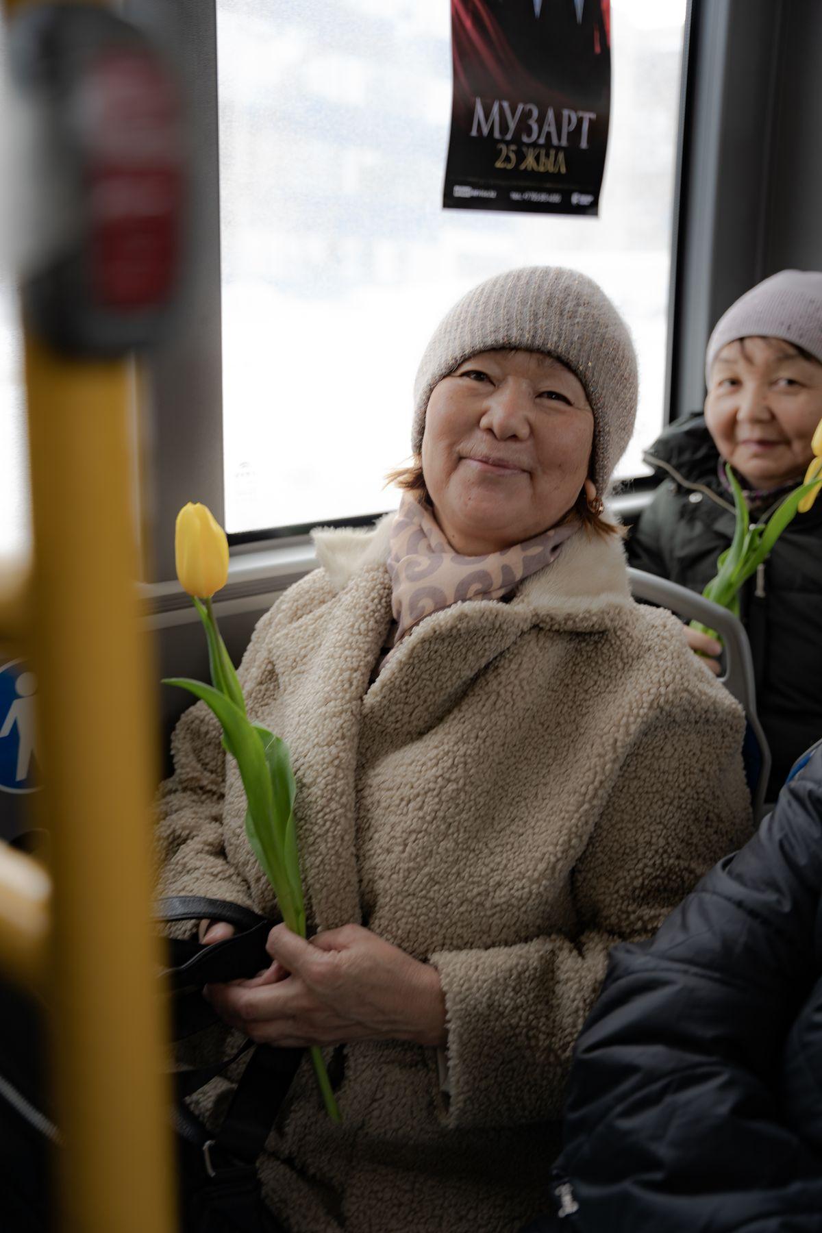 Жительницам Усть-Каменогорска на улицах и в торговых центрах дарили цветы
