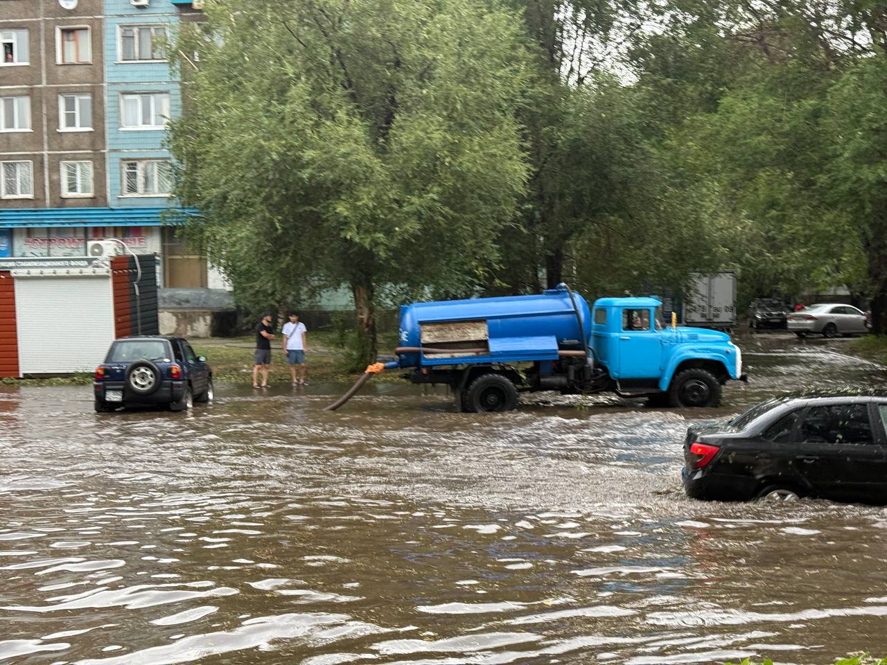 Коммунальщики откачивают воду с улиц Усть-Каменогорска