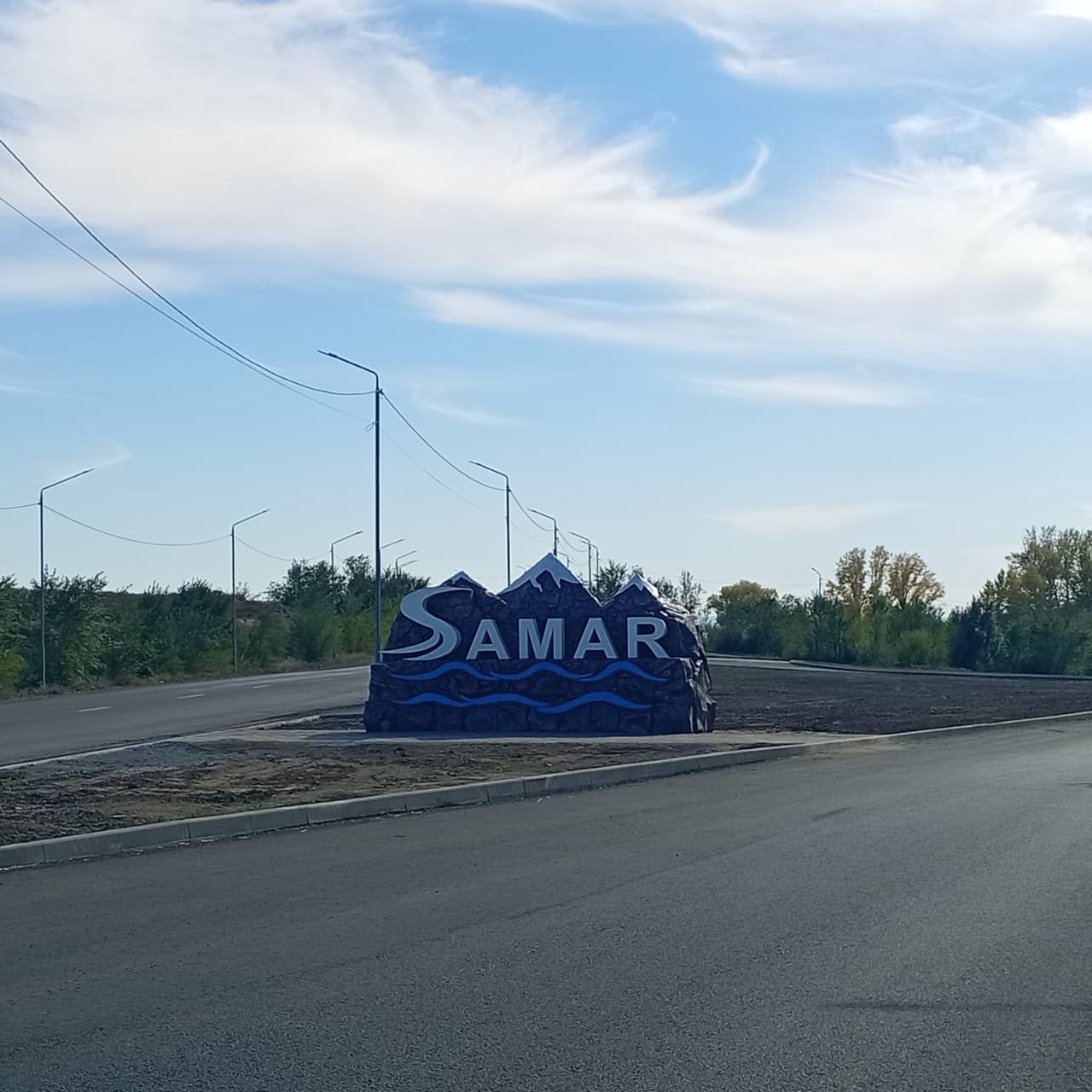 На въезде в село Самарское обновили перекресток и установили арт-объект
