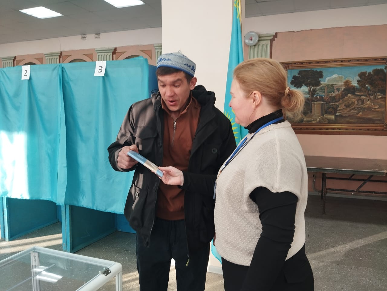 Алтай қаласының сайлау учаскелерінде алғашқы болып дауыс берген бес сайлаушыға естелік сыйлықтар табысталды