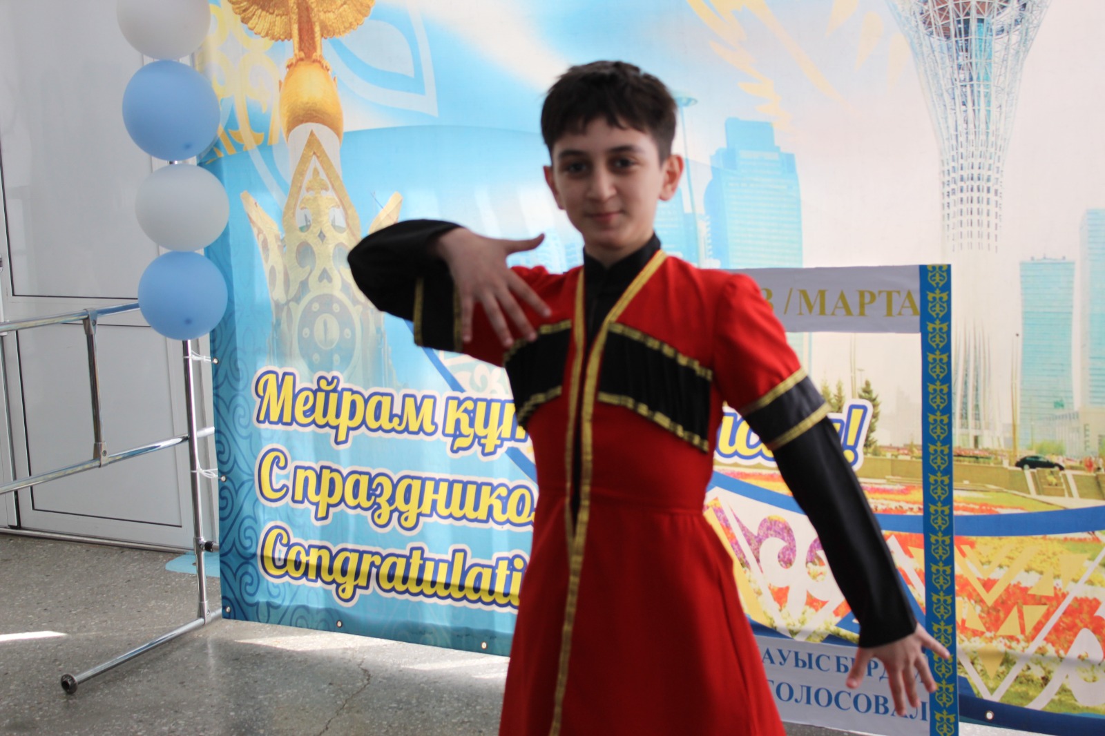 Школы Усть-Каменогорска создают весеннее настроение для голосующих граждан