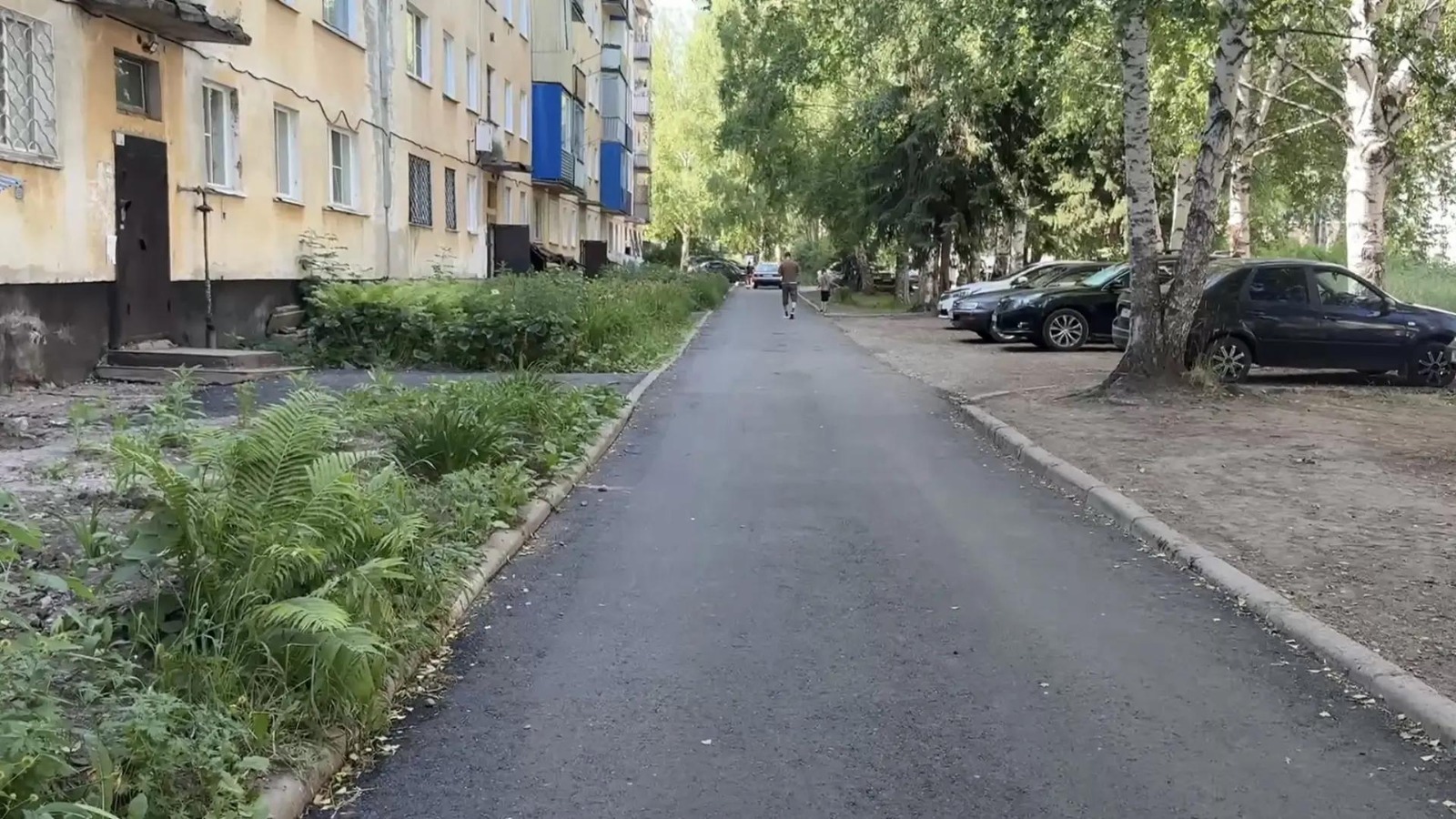 В городе Алтае продолжается работа по благоустройству дворовых территорий