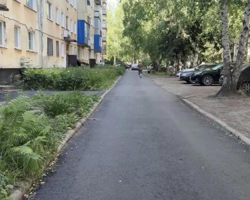 В городе Алтае продолжается работа по благоустройству дворовых территорий