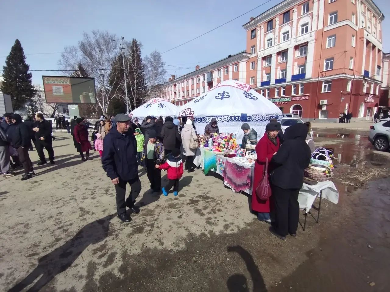 На центральной площади Риддера началось празднование Наурыза