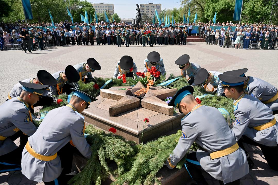 В Парке Победы Семея состоялась церемония возложения цветов