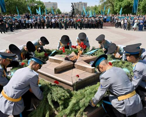 В Парке Победы Семея состоялась церемония возложения цветов