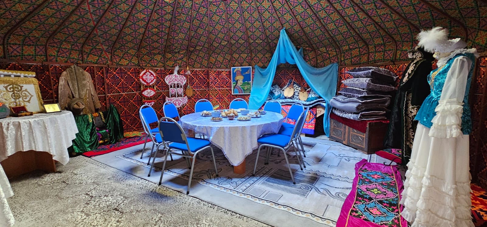 В Усть-Каменогорске на избирательном участке установили юрту и накрыли дастархан