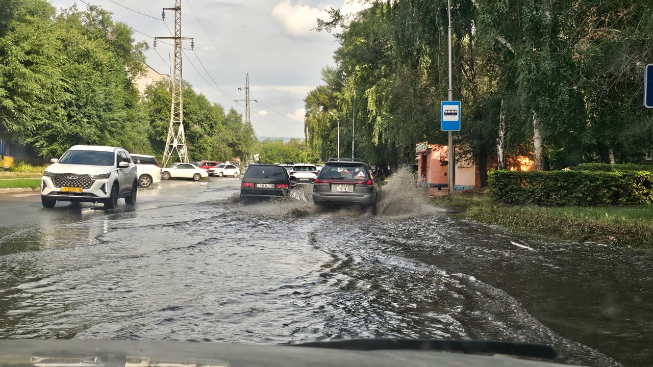Подтопленные дороги в Усть-Каменогорске: водителям советуют снизить скорость