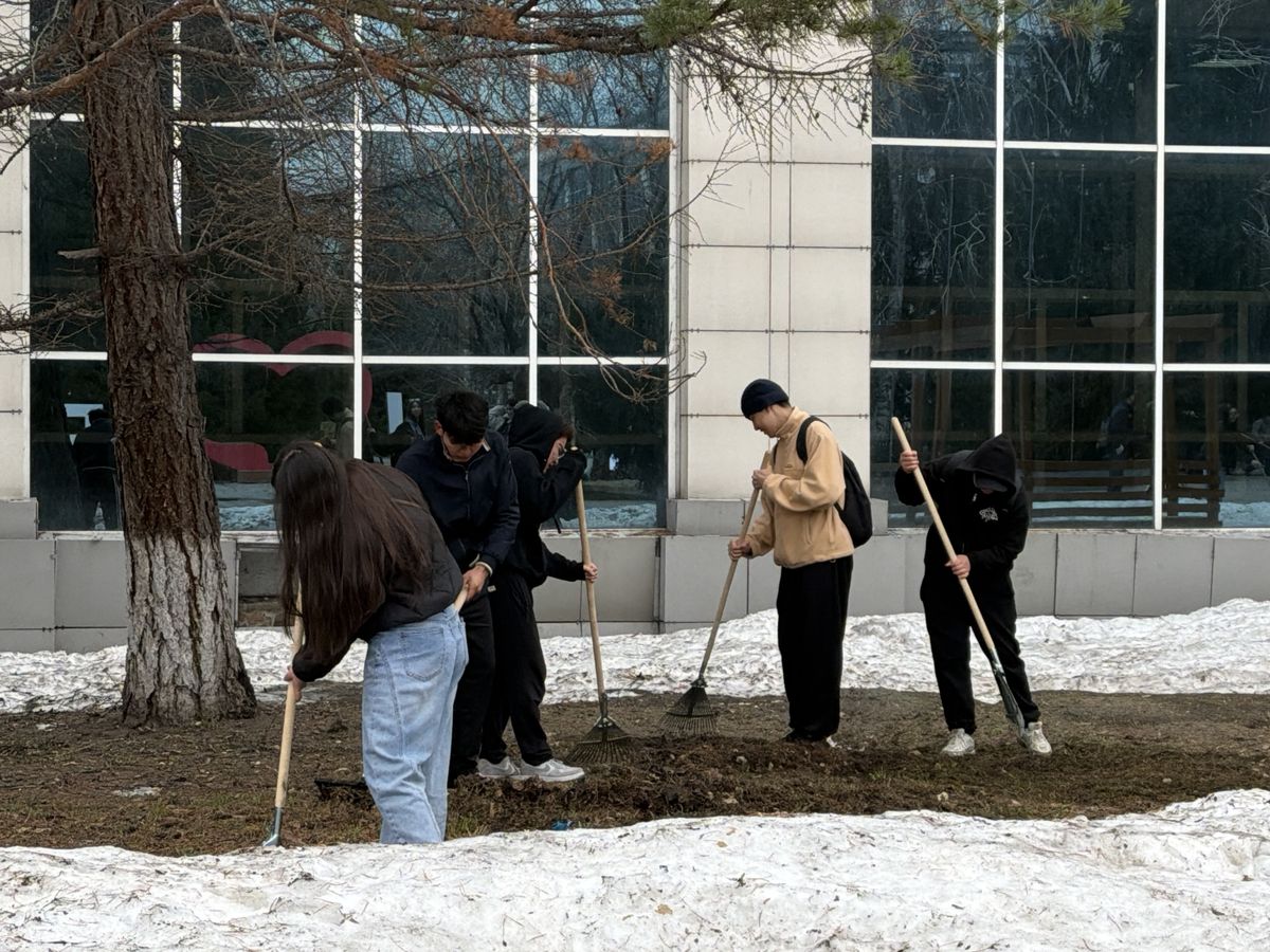 Субботники в рамках акции Taza Qazaqstan объединили студентов и преподавателей Усть-Каменогорска