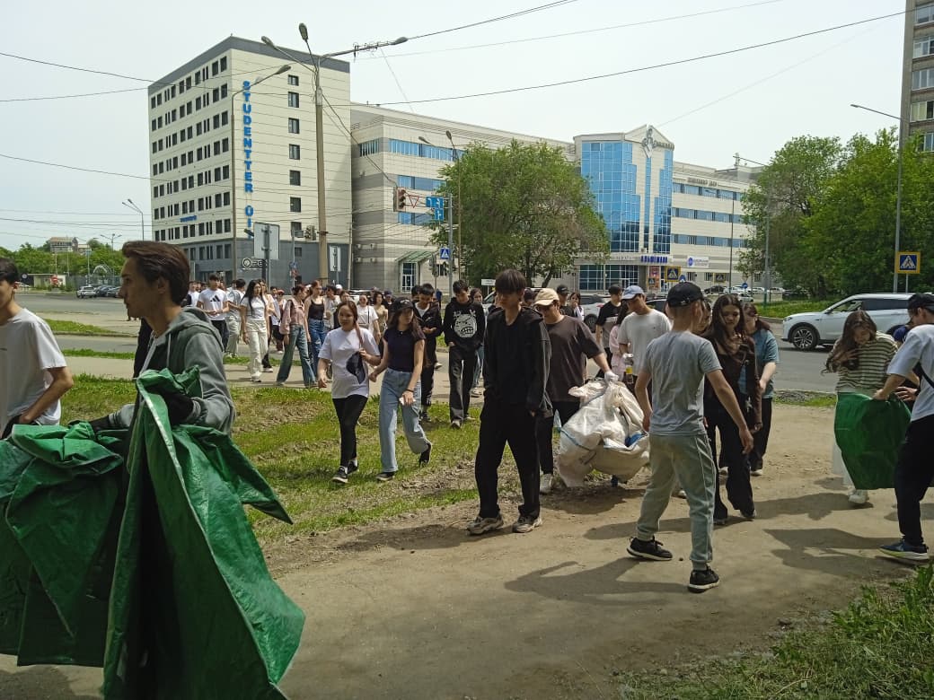 В Усть-Каменогорске студенты и волонтеры очистили берег Ульбы от мусора