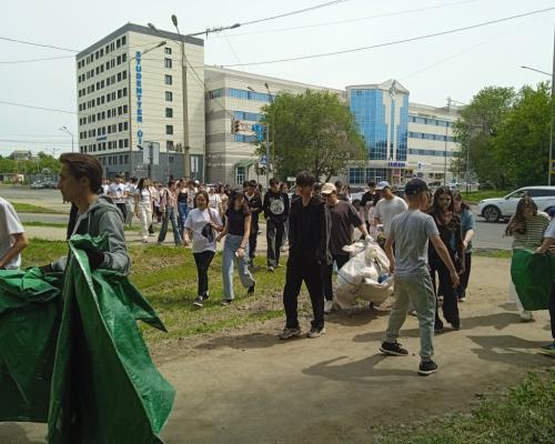 В Усть-Каменогорске студенты и волонтеры очистили берег Ульбы от мусора
