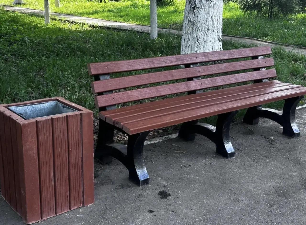 Новые антивандальные лавочки «кочуют» по Центральному парку города Алтая