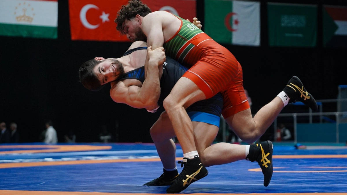 Золото и серия бронз: Казахстан уверенно выступил на ЧА по борьбе