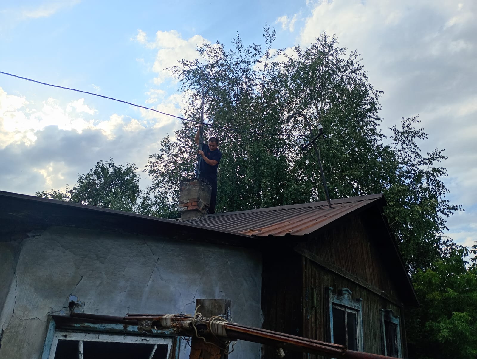 В Усть-Каменогорске волонтеры помогают незрячему мужчине привести дом в порядок