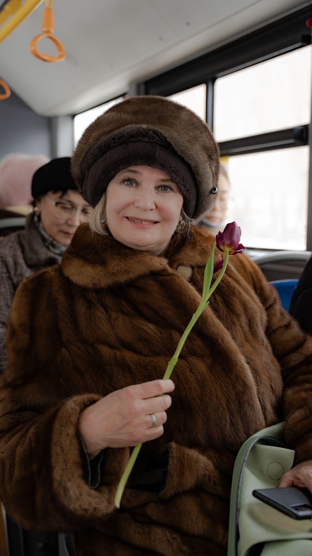 Жительницам Усть-Каменогорска на улицах и в торговых центрах дарили цветы