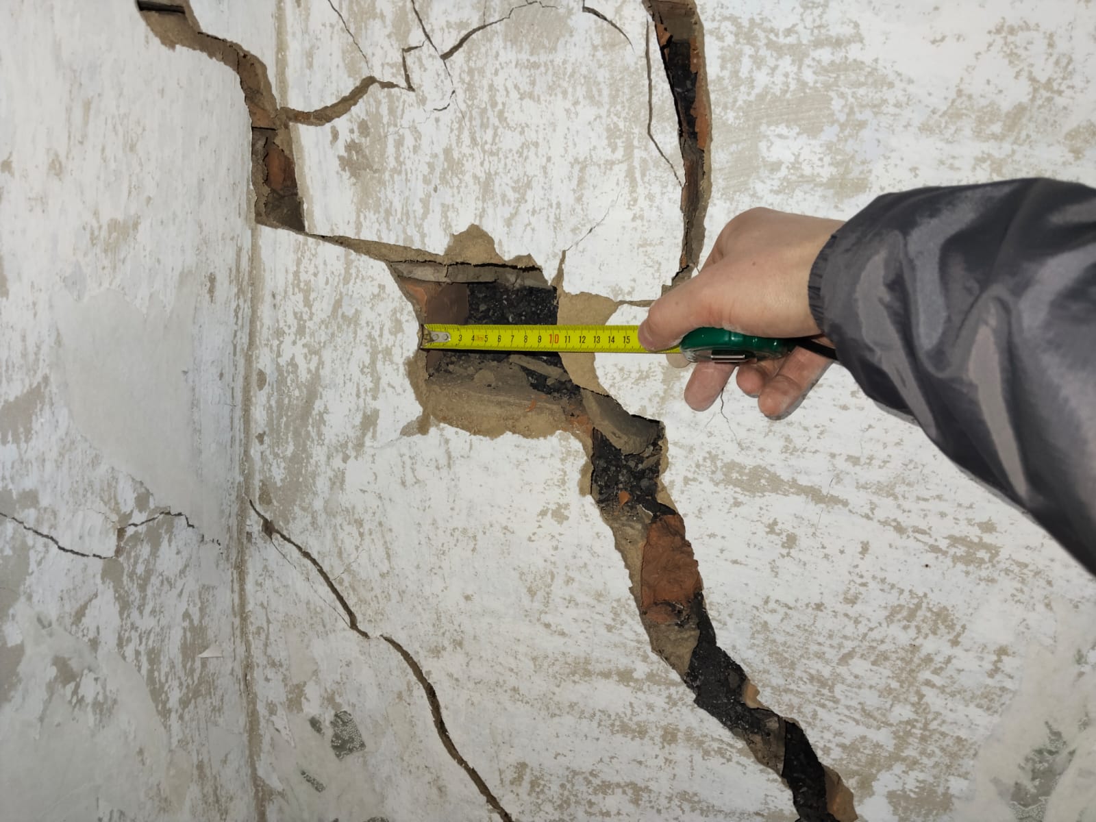 На одной из улиц Усть-Каменогорска разрушаются дома после порыва водопровода