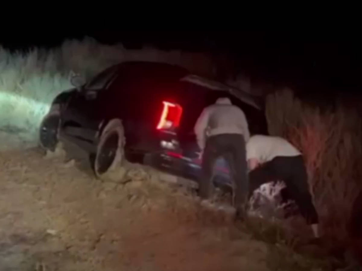 12 человек застряли в грязевой ловушке под Атырау