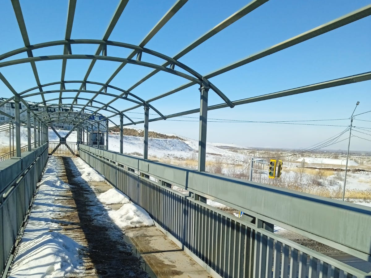 В Усть-Каменогорске начал работать надземный пешеходный переход на проспекте Есенберлина