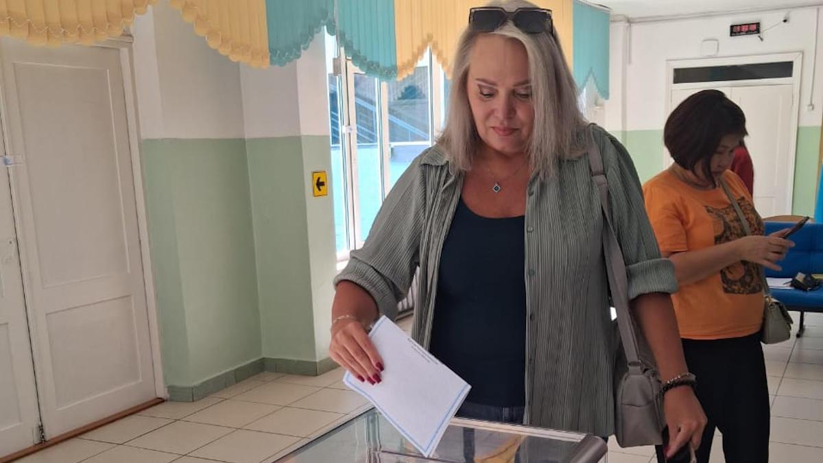 В Усть-Каменогорске депутат городского маслихата одной из первых проголосовала на выборах