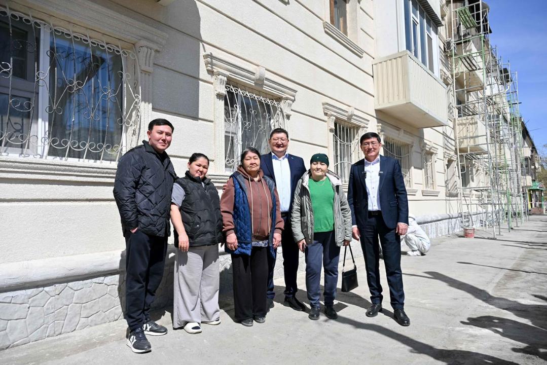 Аким области Абай проверил ремонт фасадов в Семее: в 2026 году приведут в порядок около 30 зданий