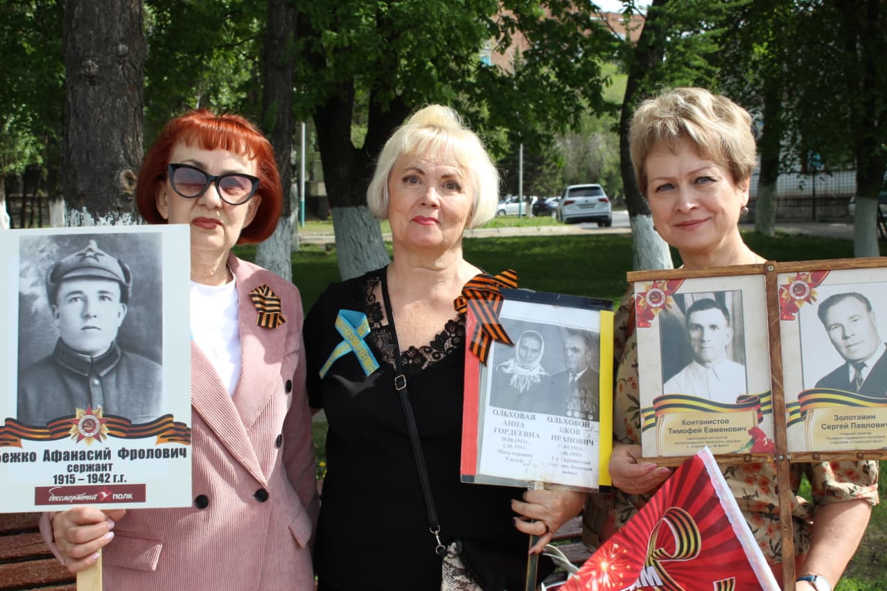 В Усть-Каменогорске жители вновь вышли с портретами фронтовиков к Мемориалу Славы