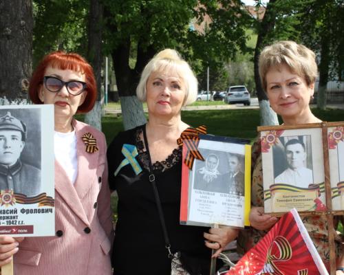 В Усть-Каменогорске жители вновь вышли с портретами фронтовиков к Мемориалу Славы