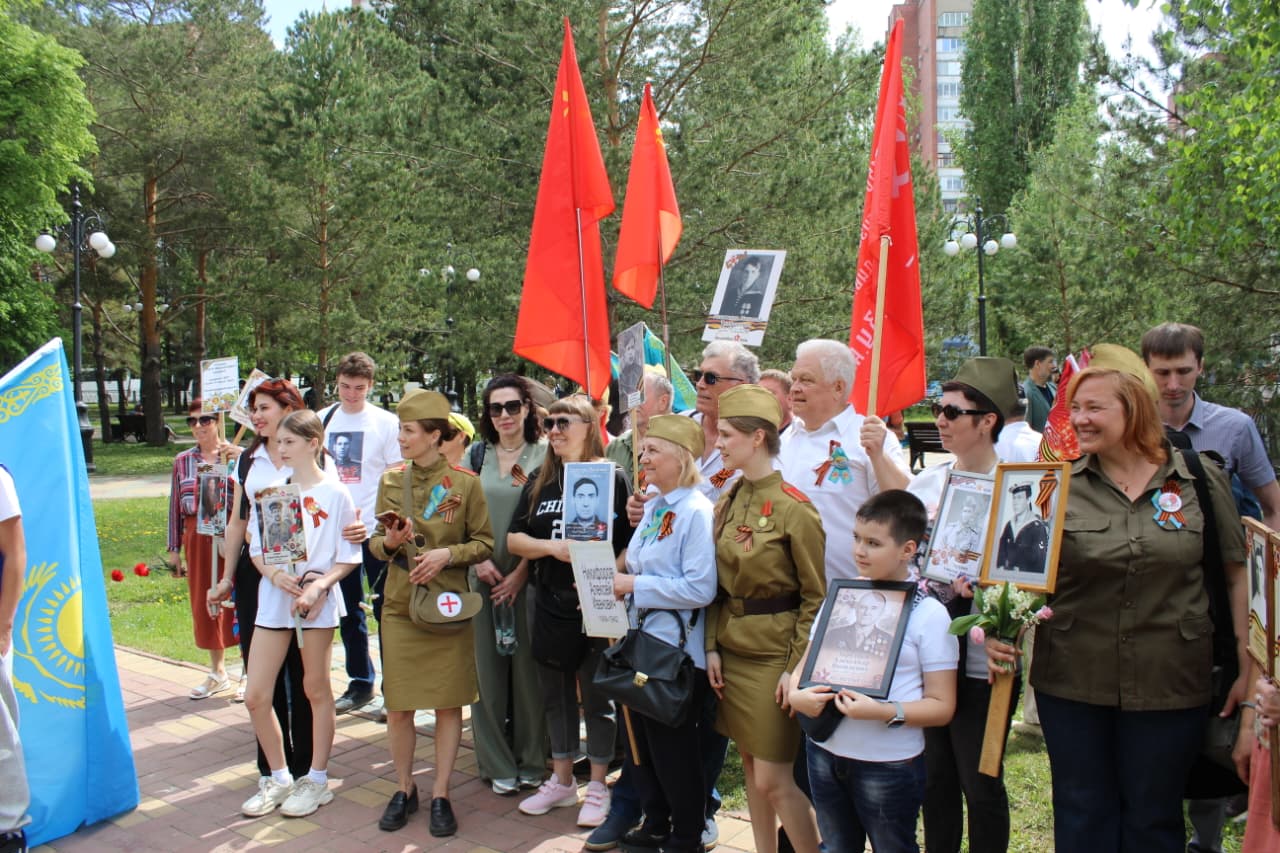 В Усть-Каменогорске жители вновь вышли с портретами фронтовиков к Мемориалу Славы