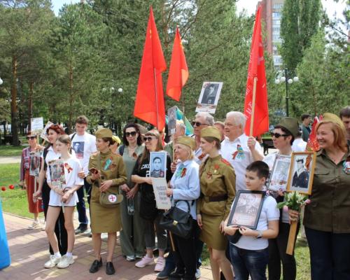 В Усть-Каменогорске жители вновь вышли с портретами фронтовиков к Мемориалу Славы