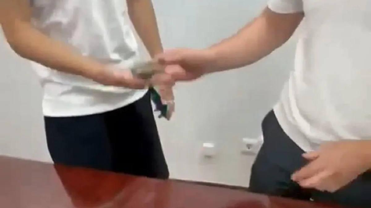 Полиция Алматы раскрыла схему доставки банковских карт для интернет-мошенников