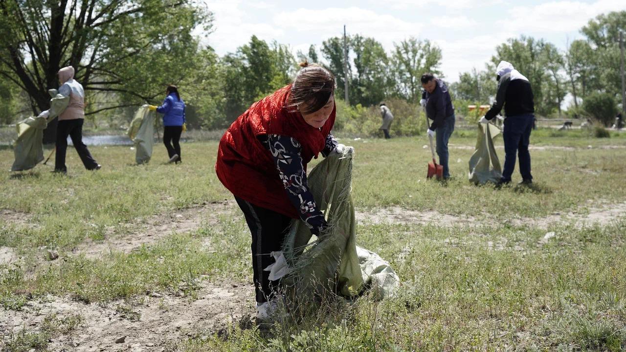 В поселке Водный в Семее провели акцию в рамках «Таза Қазақстан»