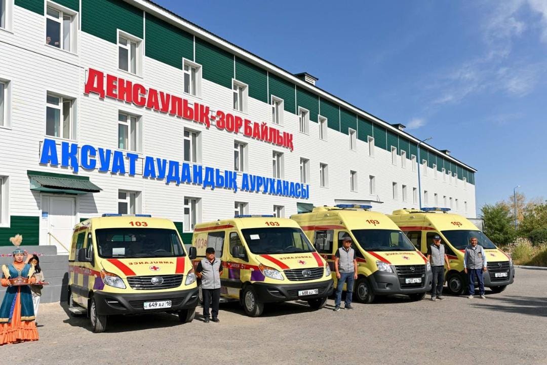 В Аксуатскую больницу передали четыре новых автомобиля скорой помощи