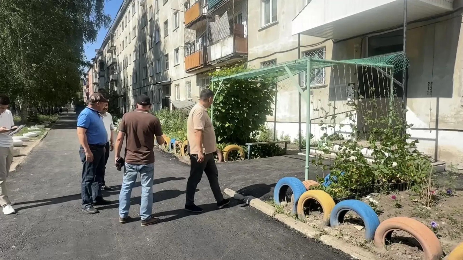 В городе Алтае продолжается работа по благоустройству дворовых территорий