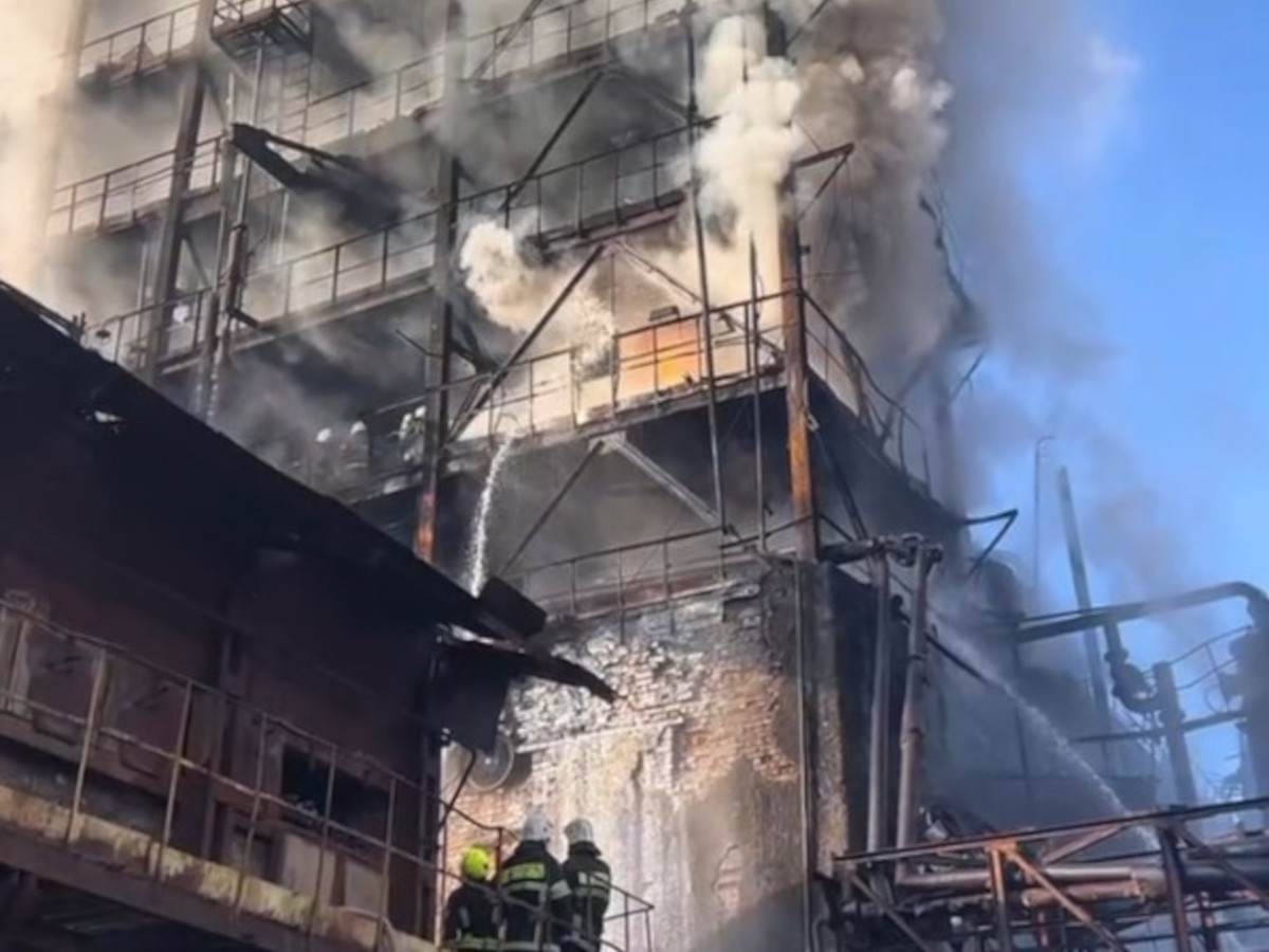 Пожар на предприятии в Темиртау: спасатели предотвратили угрозу взрыва