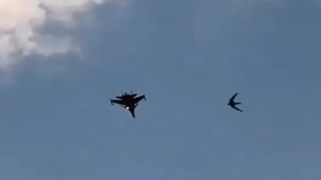 Самолет Су-30СМ заметили над Атырау: что сообщили в Минобороны