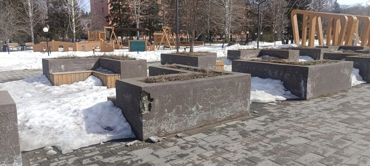 Парк на площади Республики в Риддере местами отремонтируют