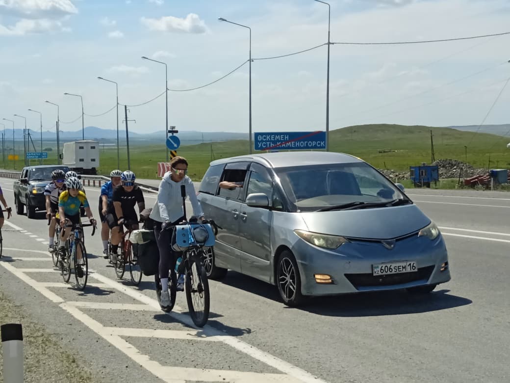 В Усть-Каменогорск приехала путешественница, которая объезжает весь Казахстан на велосипеде