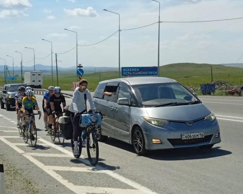 В Усть-Каменогорск приехала путешественница, которая объезжает весь Казахстан на велосипеде