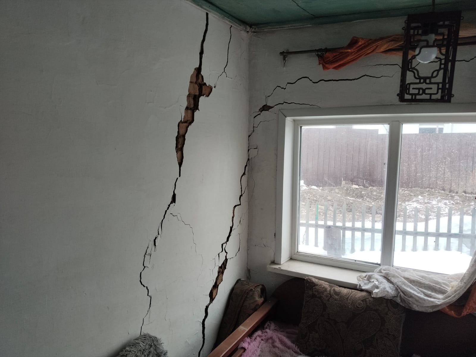 На одной из улиц Усть-Каменогорска разрушаются дома после порыва водопровода