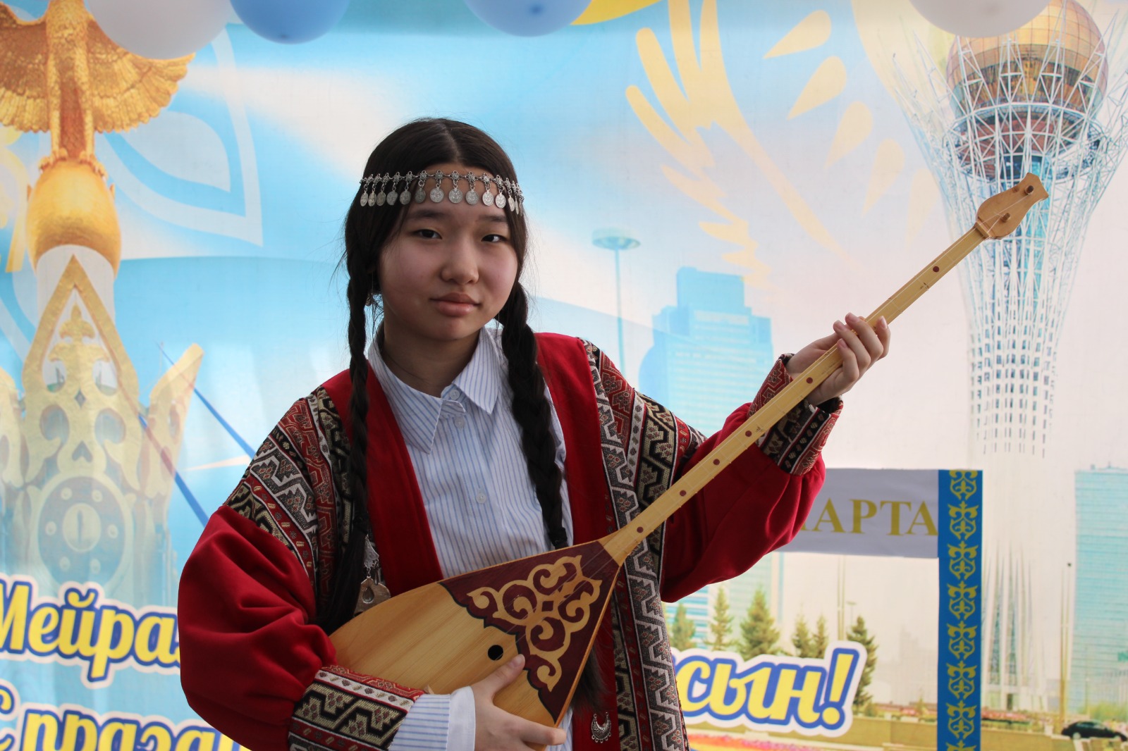 Школы Усть-Каменогорска создают весеннее настроение для голосующих граждан