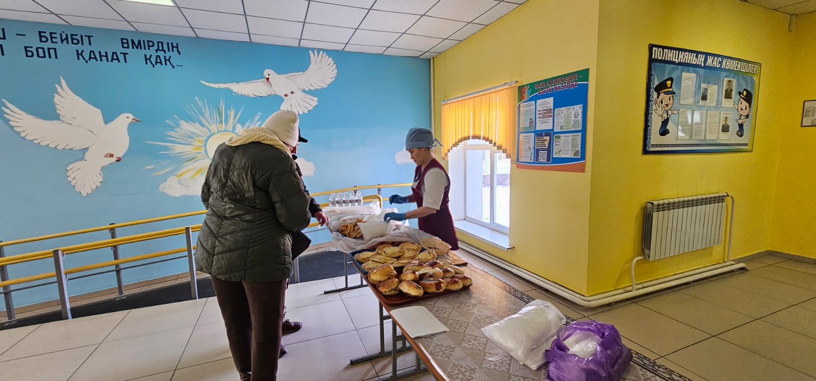 В Усть-Каменогорске на избирательном участке установили юрту и накрыли дастархан