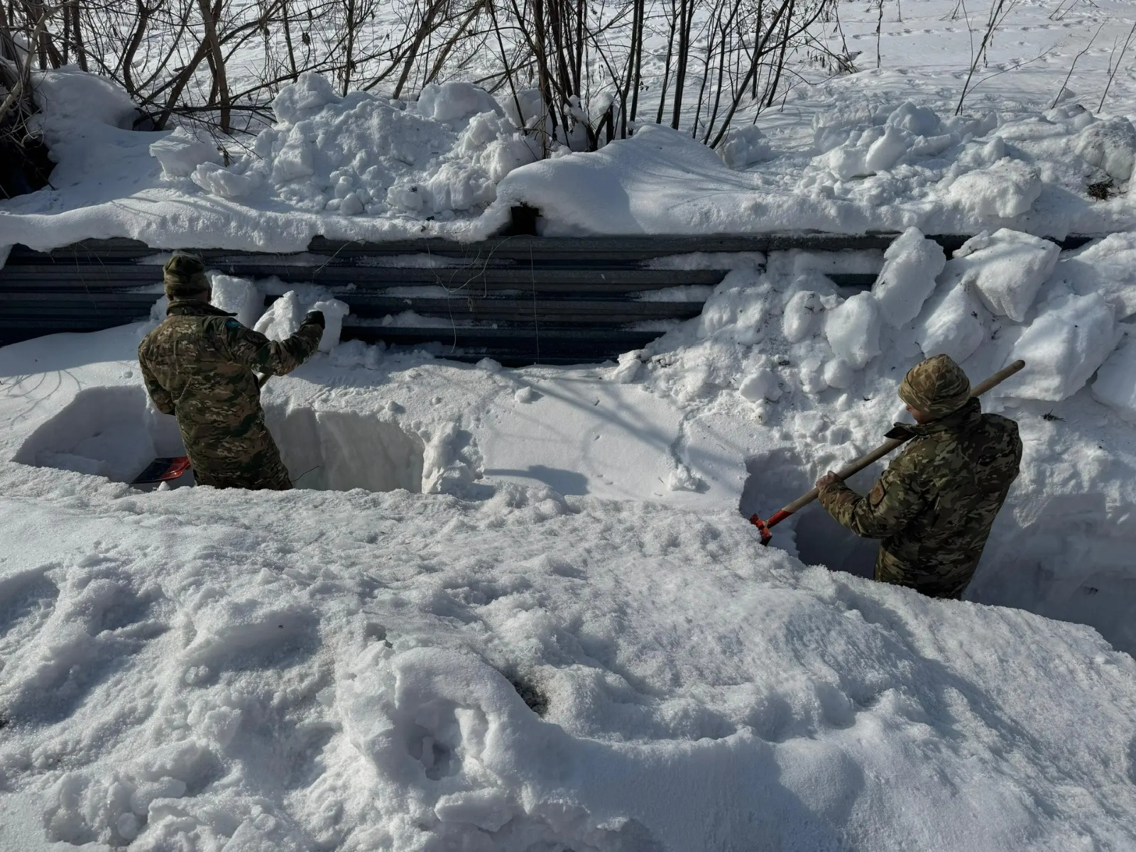 Военнослужащие помогают району Алтай спокойно пережить снеготаяние