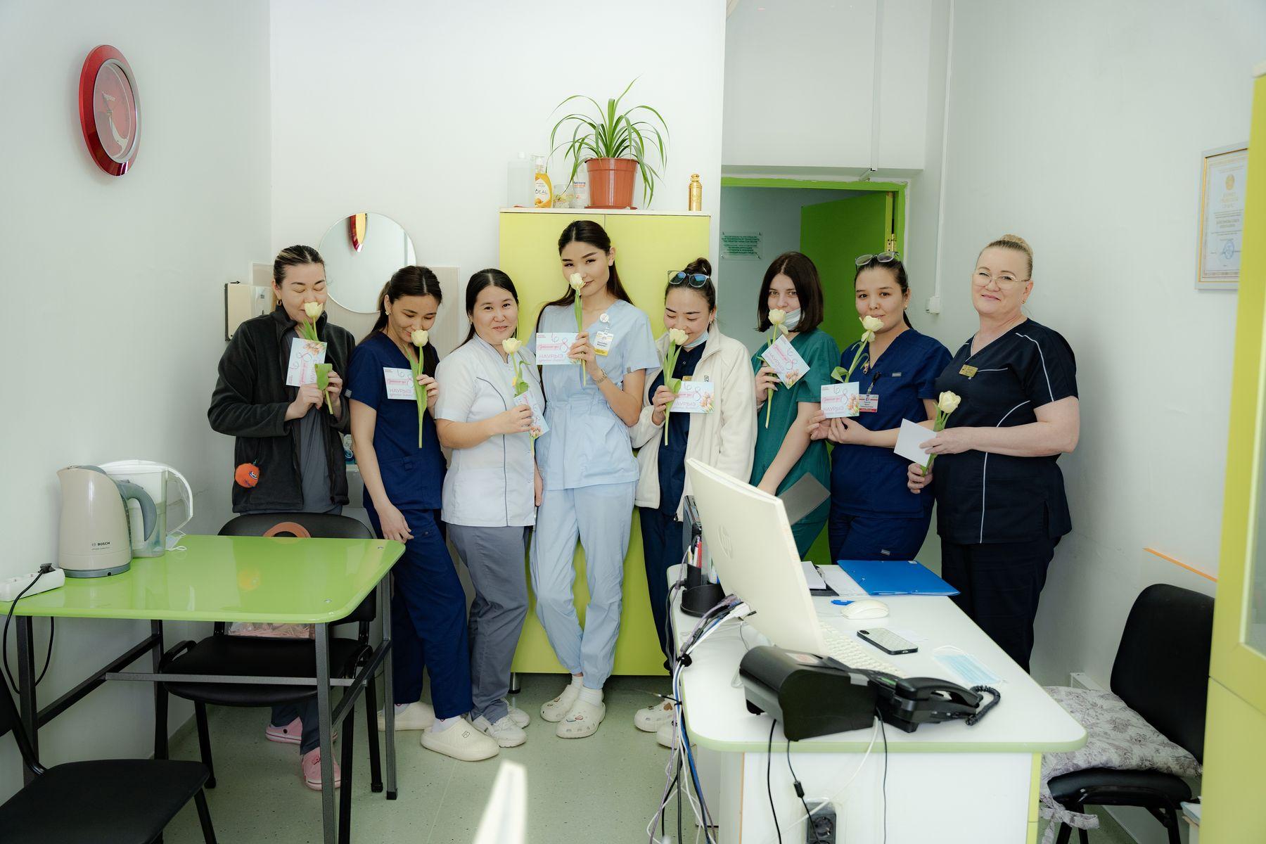 Жительницам Усть-Каменогорска на улицах и в торговых центрах дарили цветы