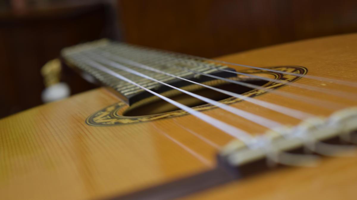 Бард из Усть-Каменогорска - автор песни про перевод времени устраивает свой первый концерт