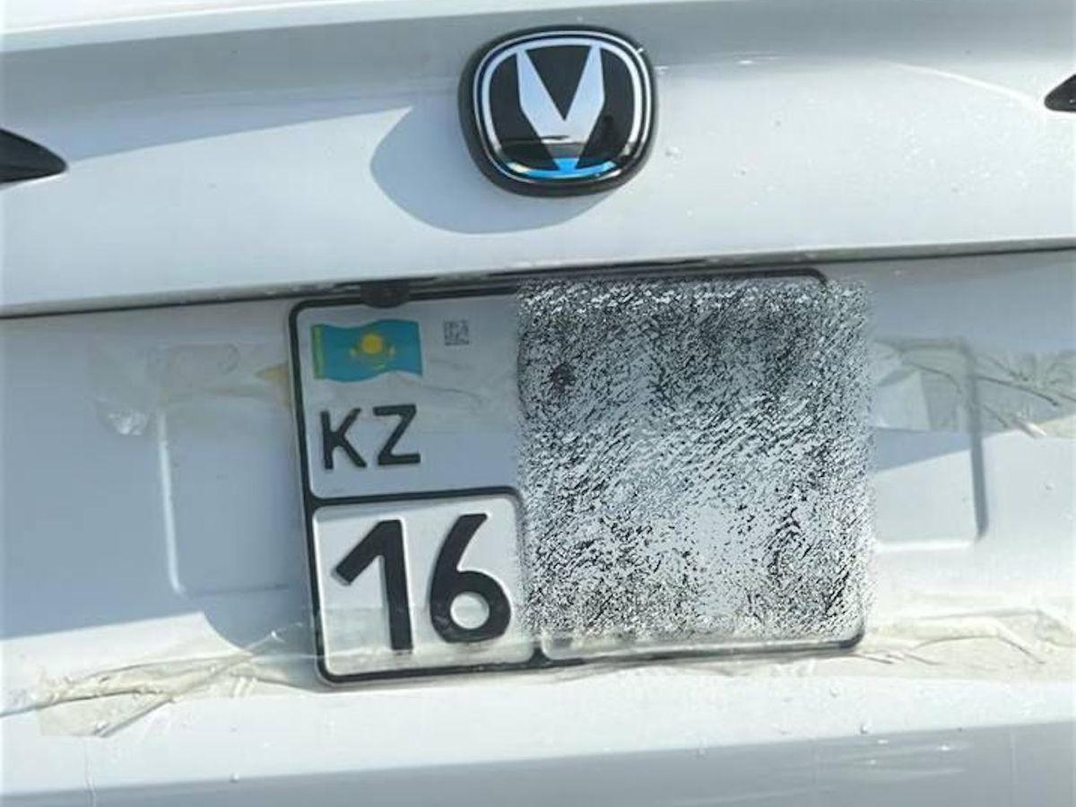 В Усть-Каменогорске полицейские остановили автомобиль с заклеенным скотчем госномером 