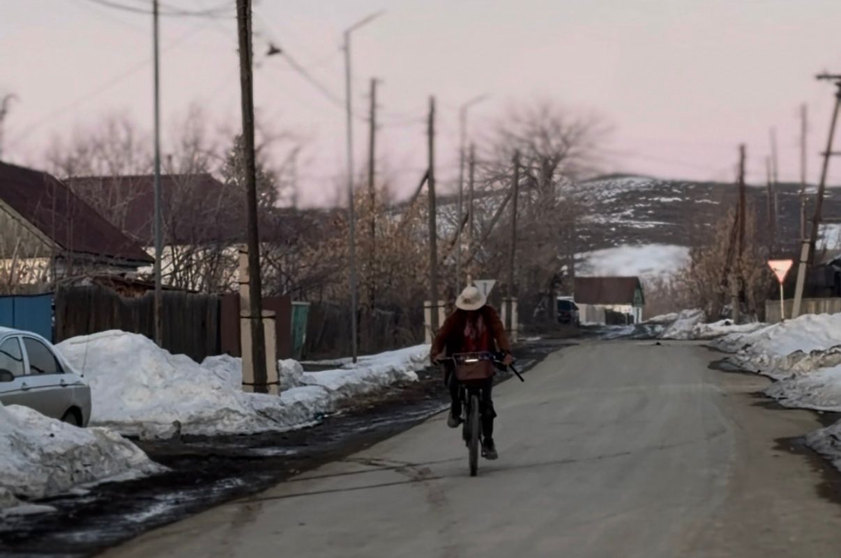 Иностранец путешествует по ВКО на велосипеде