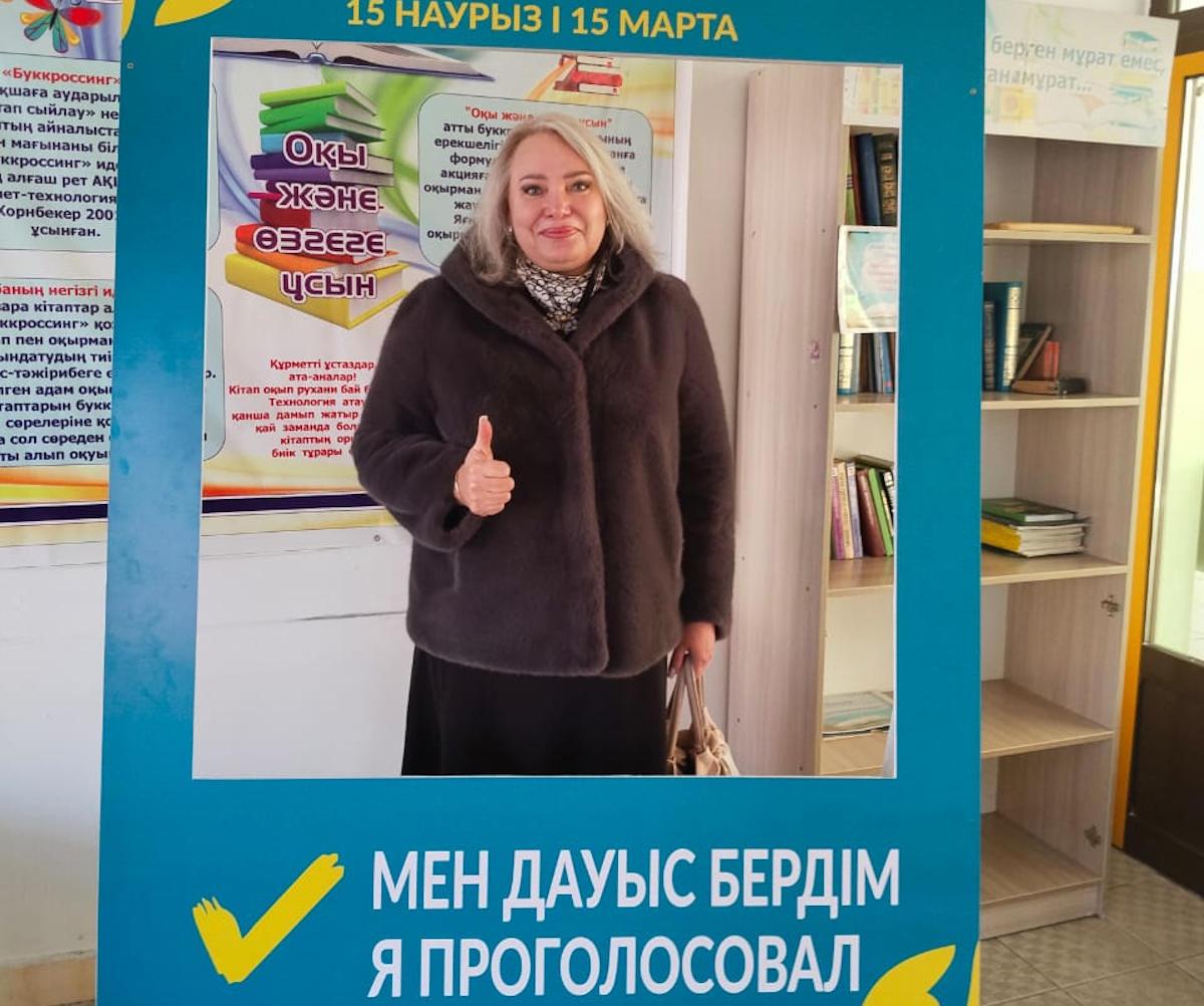 Депутат городского маслихата Анжела Горностаева проголосовала на референдуме в Усть-Каменогорске
