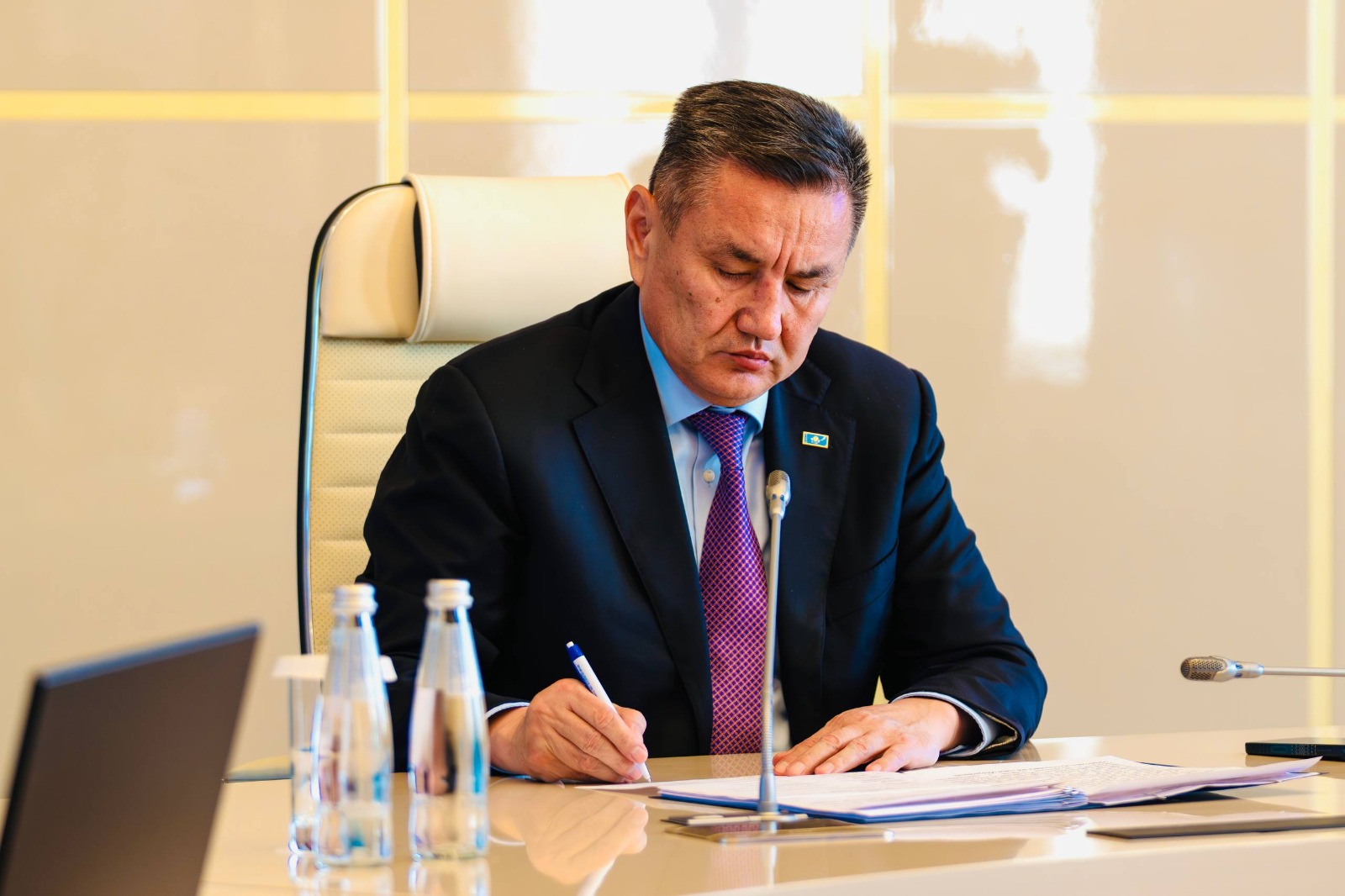 Аким ВКО поблагодарил педагогов и ветеранов образования за их труд