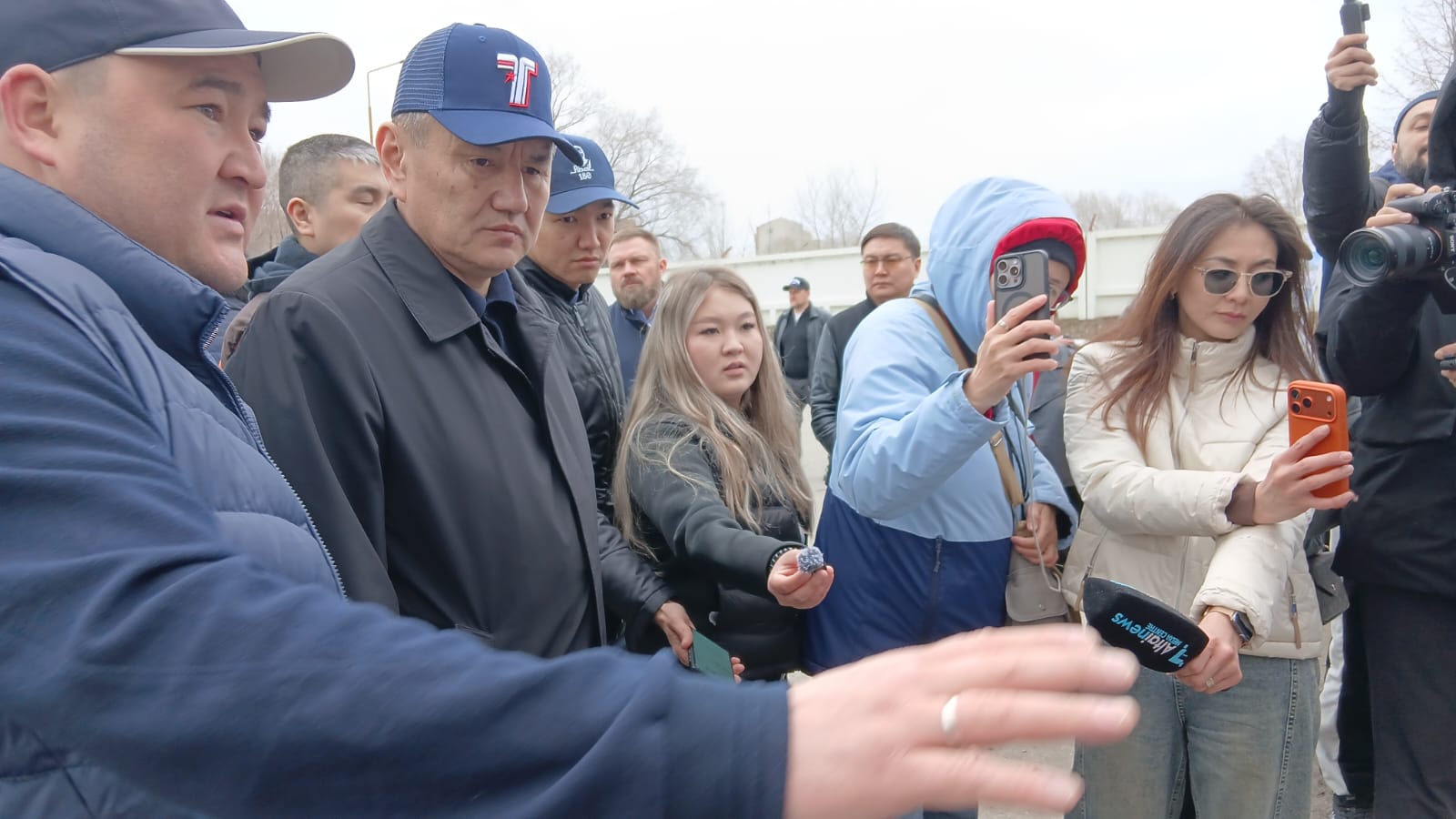 В Усть-Каменогорском парке «Самал» одновременно с работами по благоустройству ведется уборка территории