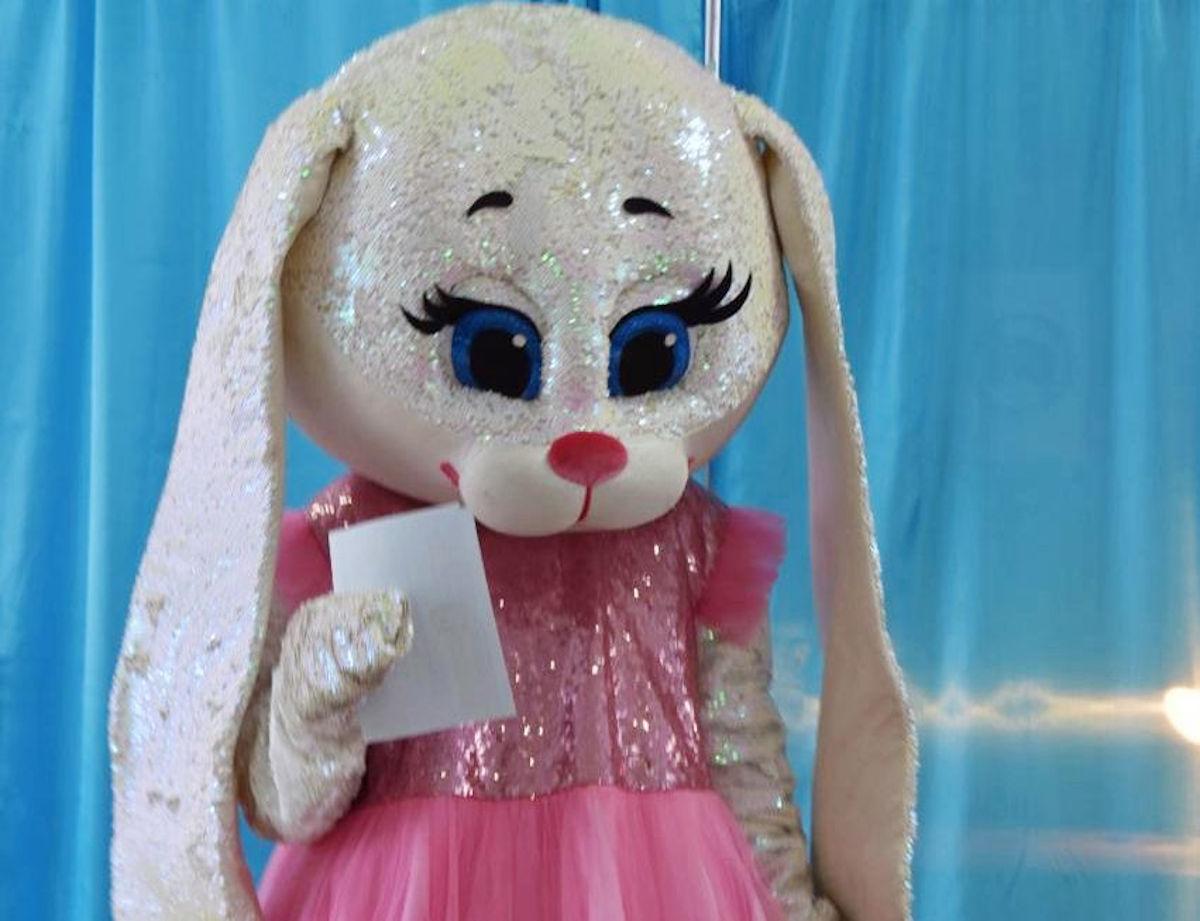 В ВКО на избирательные участки пришли сказочные персонажи и герои в национальных костюмах