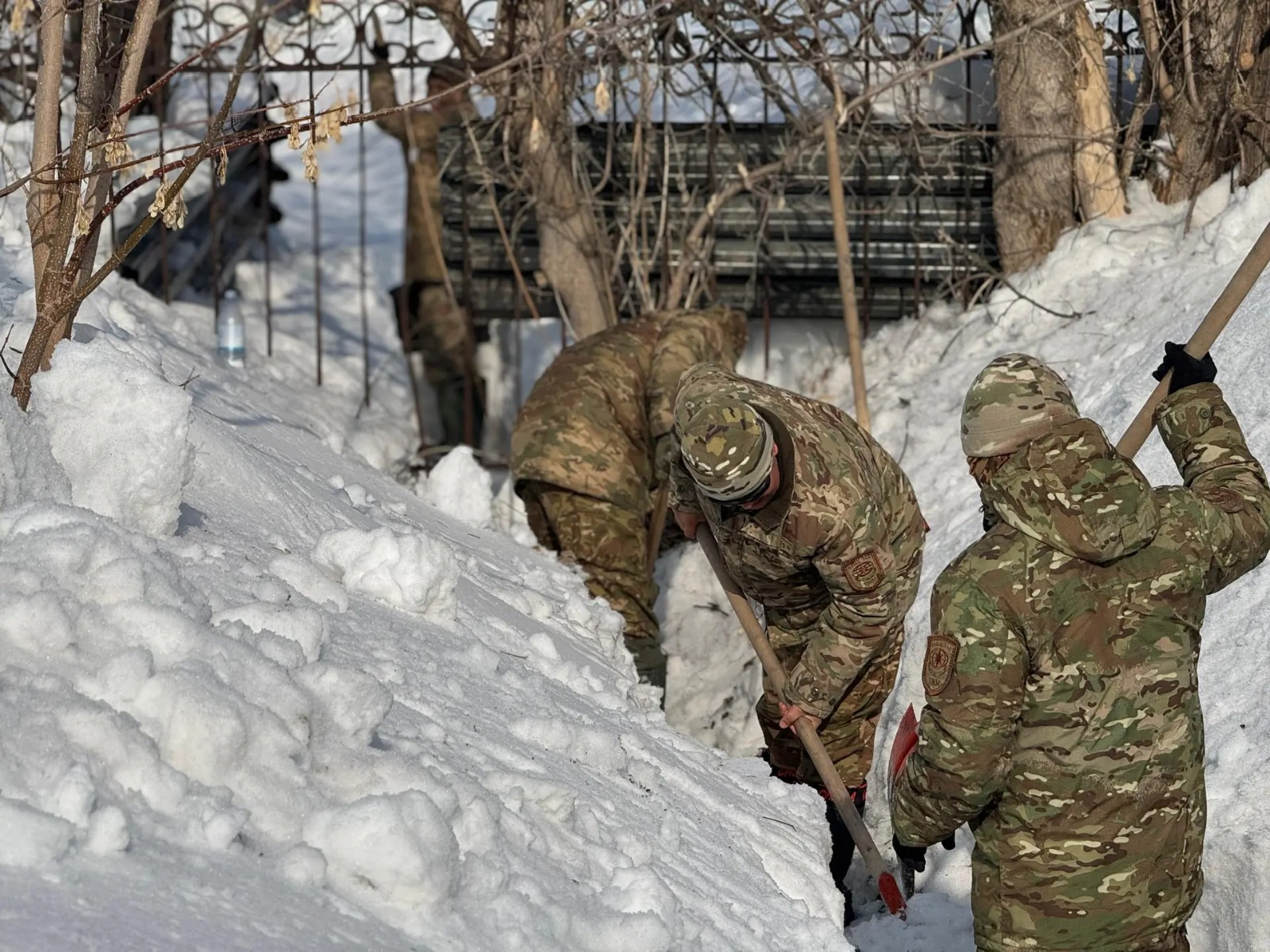 Военнослужащие помогают району Алтай спокойно пережить снеготаяние